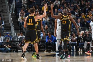 与季后赛中 与季后赛中